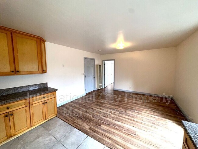 Building Photo - 424 W 108th St