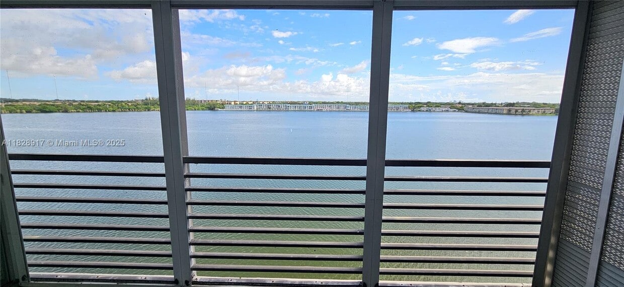 Foto principal - 1175 NE Miami Gardens Dr