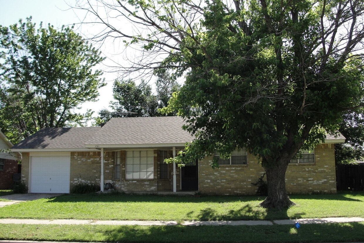 Primary Photo - 3 bedroom 1 1/2 bath Home
