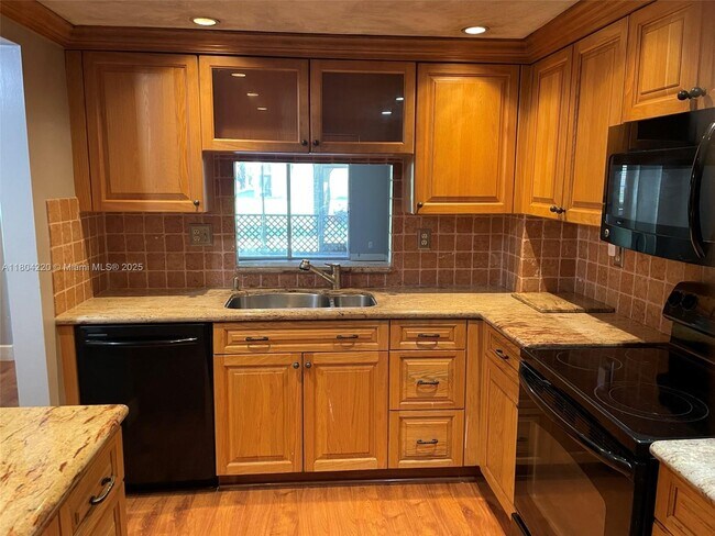 Building Photo - 8735 Ramblewood Dr