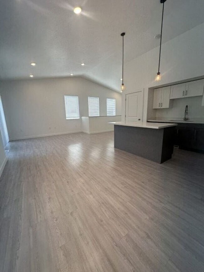 Building Photo - 572 E 3860 S