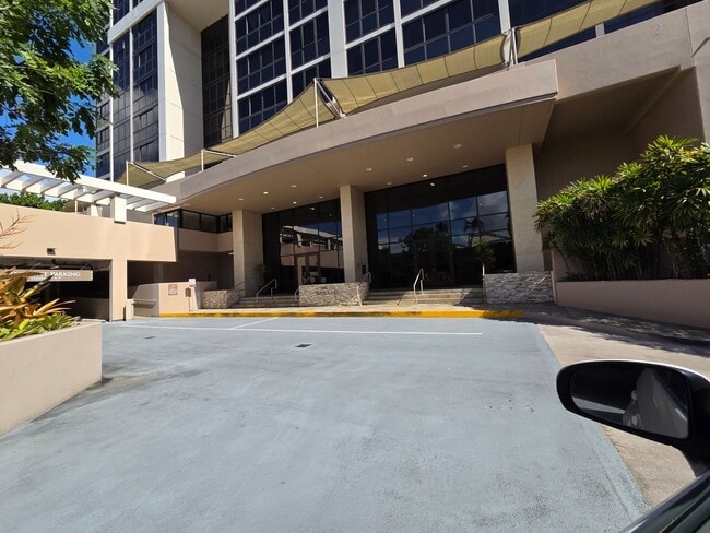 Foto del edificio - Immaculate Contemporary Living in Kaka‘ako- 2 bedroom, 2 bathroom, 1 covered parking stall, and I...