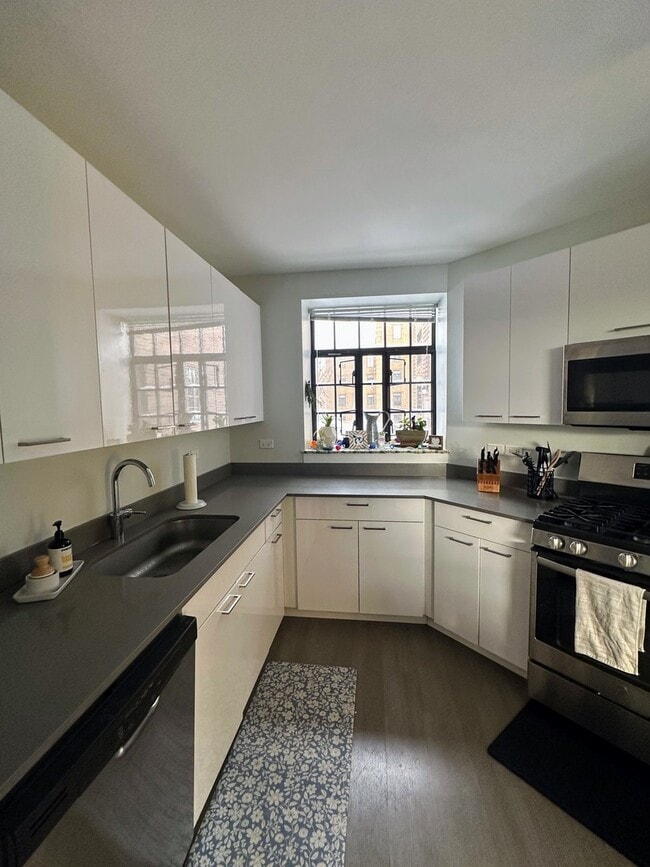 Building Photo - 2806 N Leavitt St