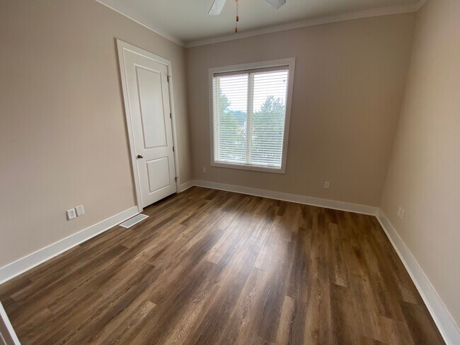 Building Photo - 1221 Bower Pky
