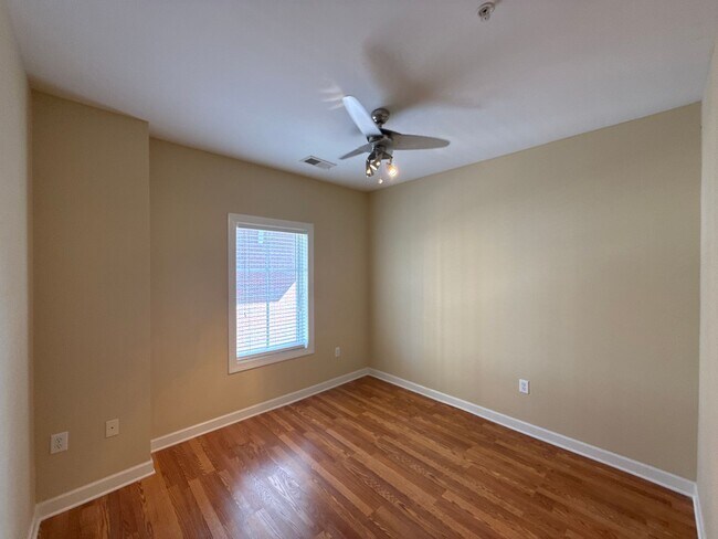 Foto del edificio - Updated brick condo located on the 2nd floor