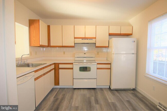 Building Photo - 825 Commons Ln