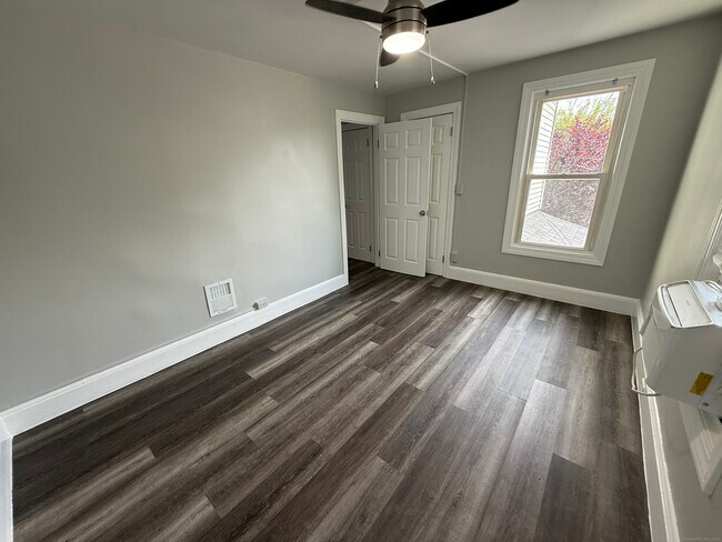 Building Photo - 37 Quintard Ave