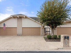 Building Photo - 10900A Crown Colony Dr