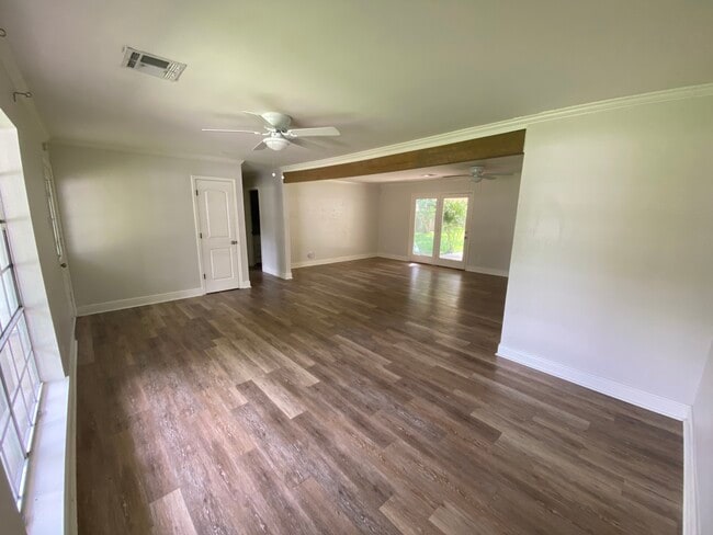 Building Photo - 400 Corona Dr