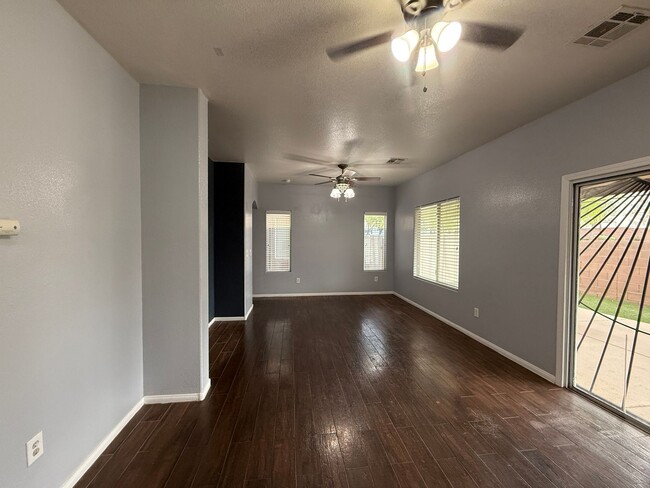 Foto del edificio - Spacious 4-Bedroom Home for Rent