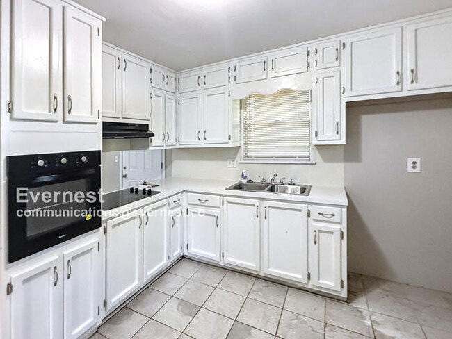 Building Photo - 913 21st Ave NW