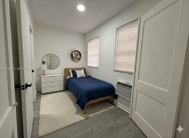 Building Photo - 1560 SW 5th St