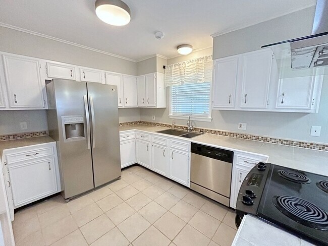 Building Photo - 3 Bedroom Located off Jefferson Hwy & Blue...