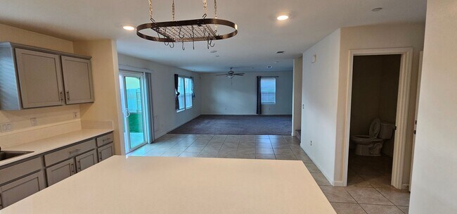 Foto del edificio - Beautiful 5 Bed Home in West Bakersfield