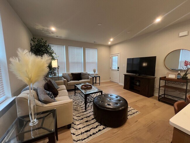 Foto del edificio - Beautiful 3 Bedroom 2.5 Bath Townhome in S...