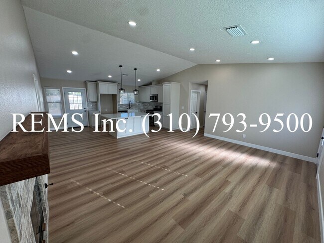 Foto del edificio - Remodeled Hersperia Front House with Laund...