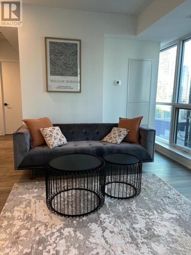 Photo du bâtiment - 327 King St W