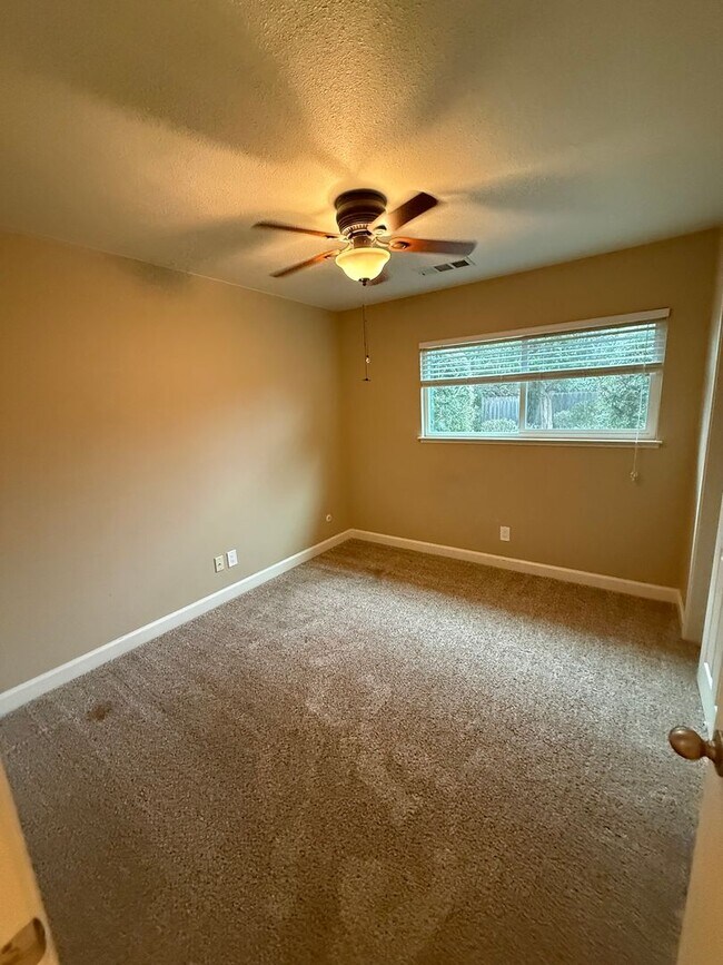 Building Photo - Great property