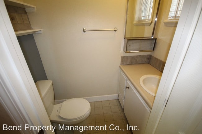 Building Photo - 931 NW Carlon Ave