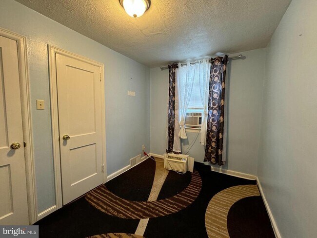 Foto del edificio - 6045 Summerdale Ave