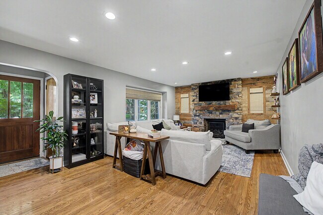 Foto del edificio - 333 E Thruston Blvd