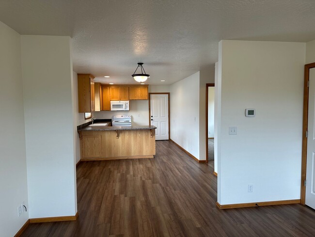Building Photo - Beautiful 3 bedroom 2 bathroom house in Cr...