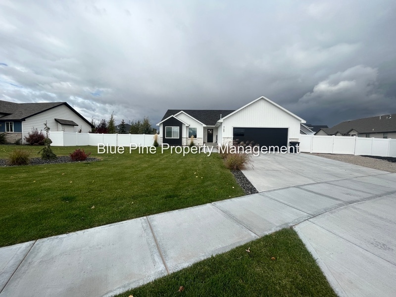 Primary Photo - 3185 Greenwillow Ln