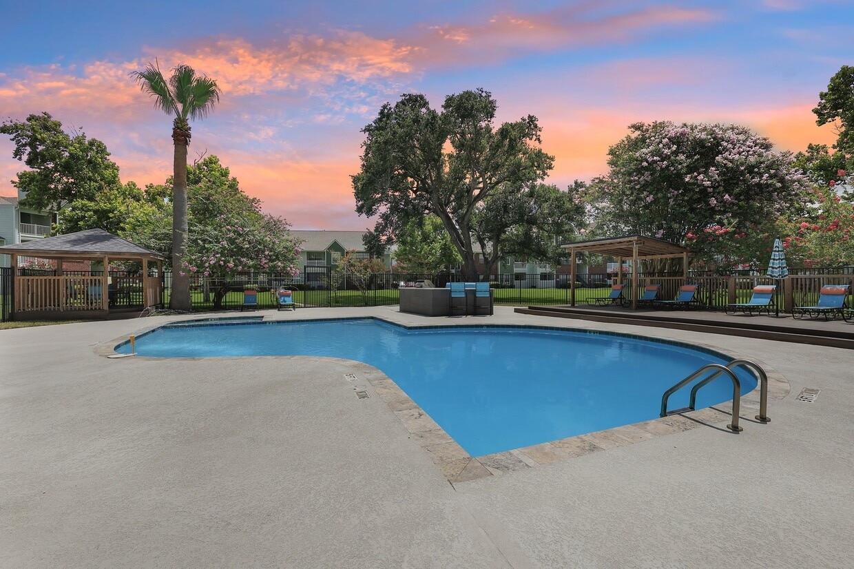 Primary Photo - Raintree Apartments