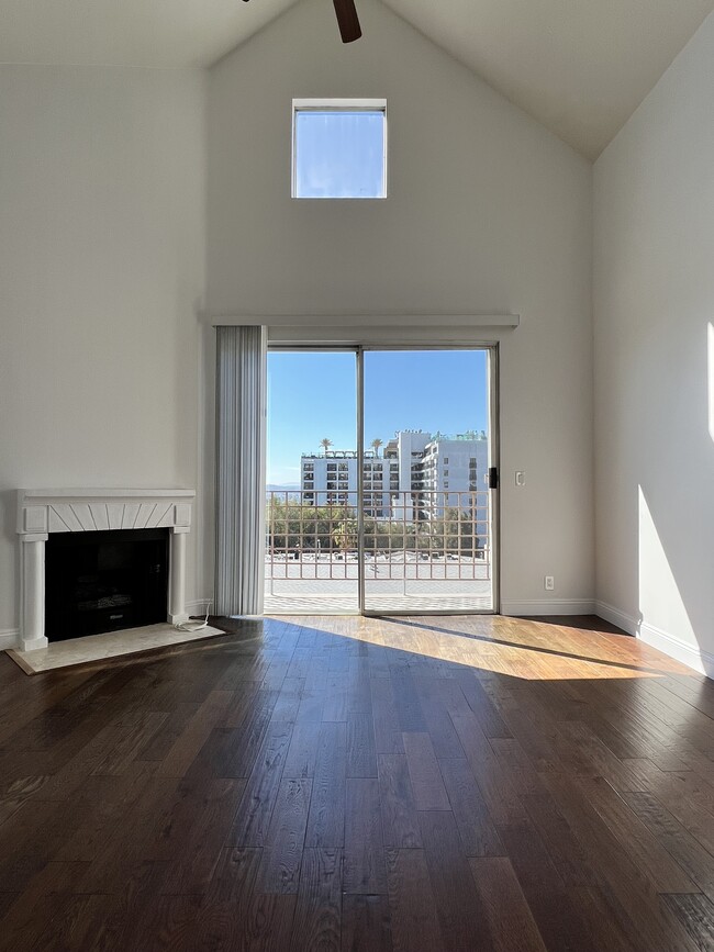 Building Photo - 1115 Larrabee St