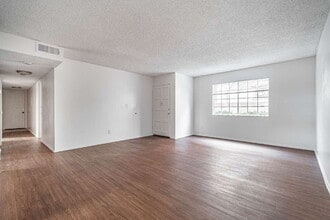Building Photo - 415 W Center St