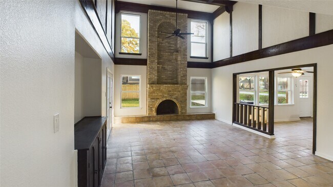 Building Photo - 556 Roanoke Dr