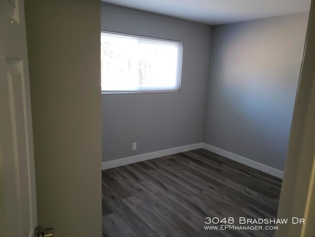 Foto del edificio - 3048 Bradshaw Dr