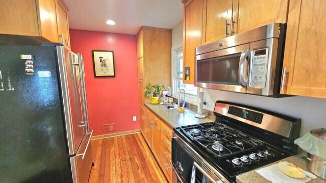 Building Photo - 3-Bedroom Oasis with 2 Full Baths in Saint Louis Park – 1,511 Sq. Ft. of Comfort 9/5.