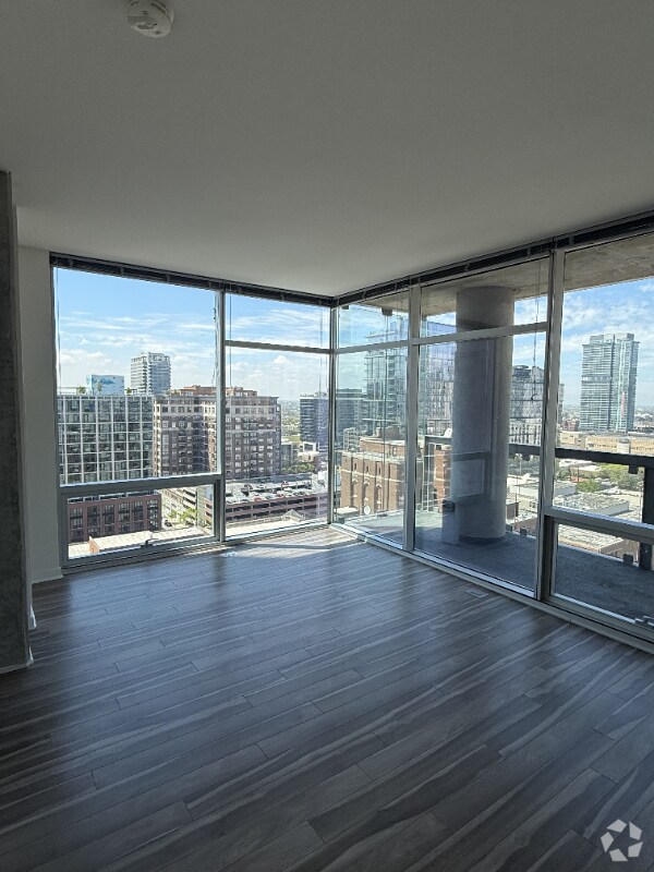 Building Photo - 805 N LaSalle St