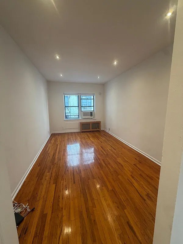 Building Photo - 119 E 83rd St