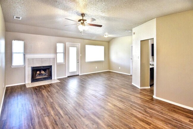 Foto del edificio - 4201 Bluestem Ln
