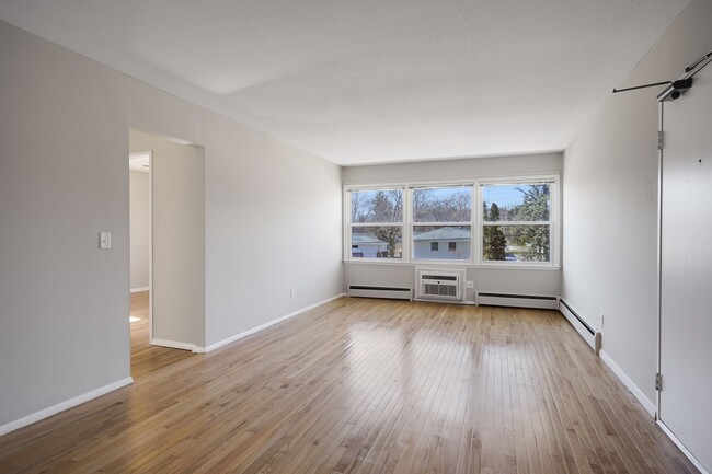 Building Photo - Large Remodeled 2 Bedroom