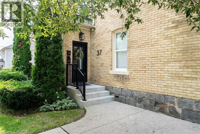 Photo du bâtiment - 37 Victoria Ave