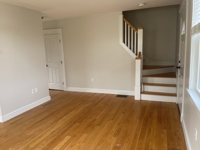 Building Photo - 144 Hollett St