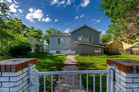 Building Photo - 1579 W Maple Ave
