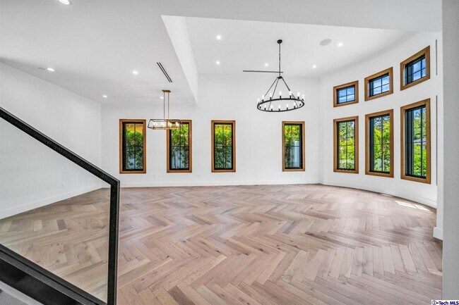 Foto del edificio - 4543 Longridge Ave