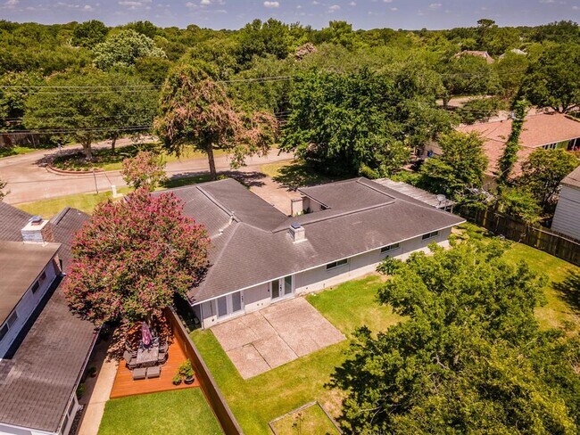 Foto del edificio - 1006 Timber Cove Dr