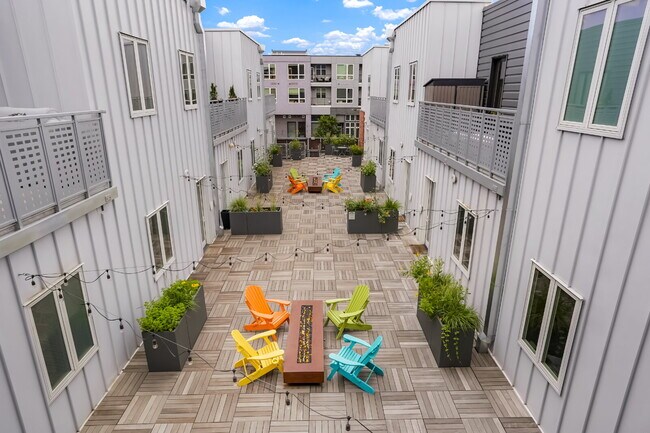 Foto del edificio - Beautifully Furnished Studio Condo in the ...