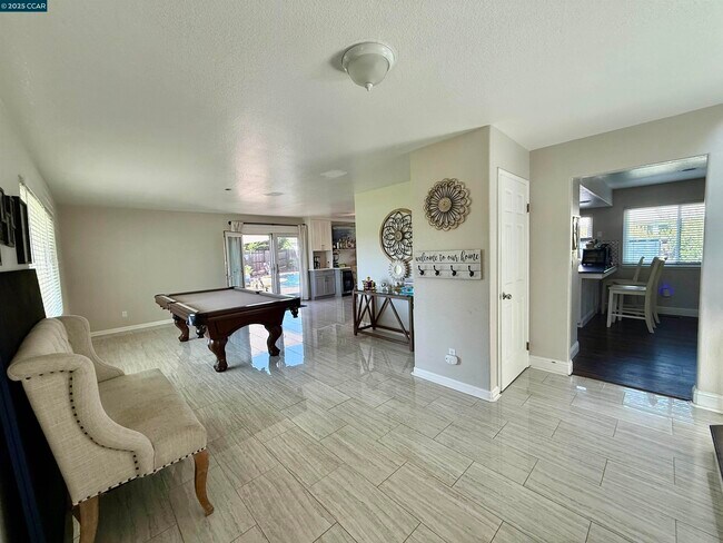 Foto del edificio - 319 Flagstone Ct