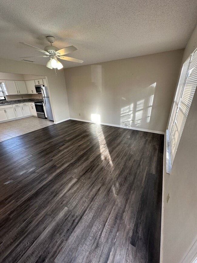 Building Photo - MOVE IN SPECIAL- Lovely 2/2 Duplex Home fo...