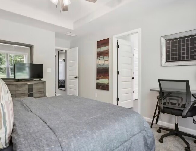 Building Photo - 210 Brittany Pointe Ln