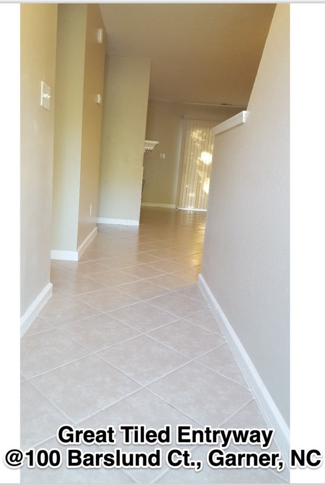 Building Photo - Great Cul de sac Location! Sleek Renovatio...