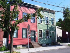 Building Photo - 142 Lark St