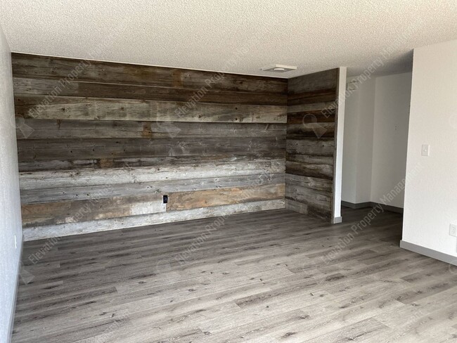 Building Photo - Centrally Located 2 BR - 1 BA Duplex