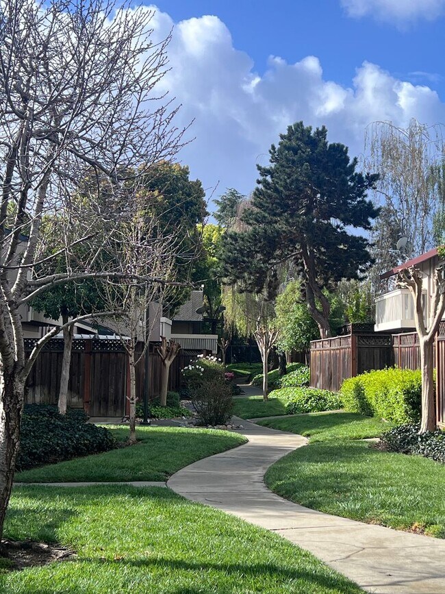 Building Photo - Beautiful Townhome in Merrivale West! Spac...